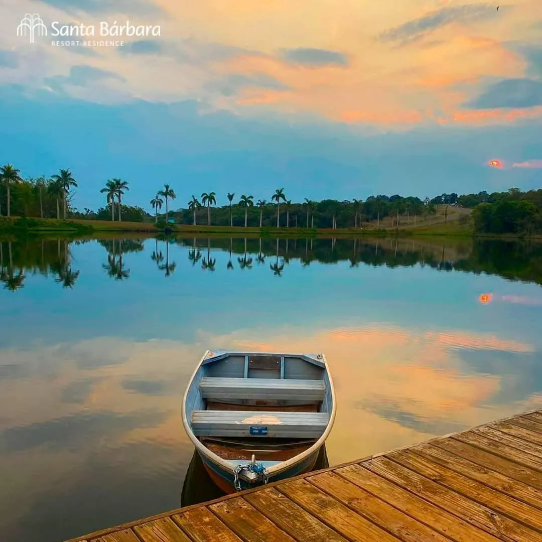 Lago ao Pôr do Sol